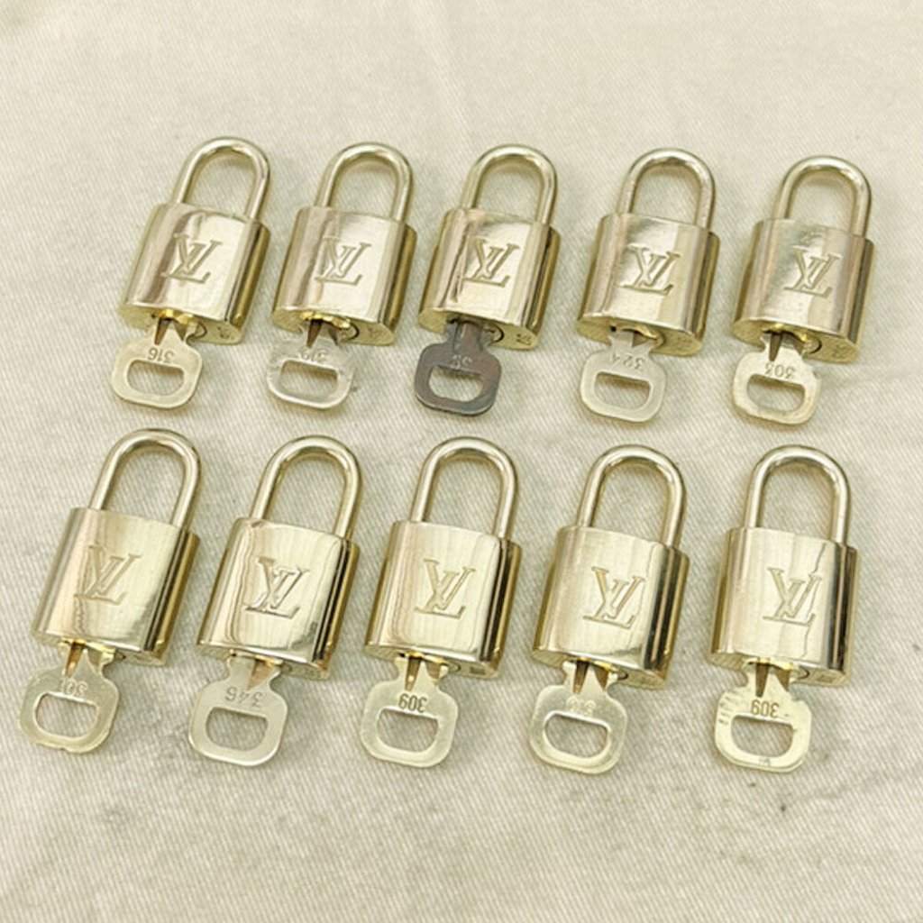 Louis Vuitton Lv 10 Set Padlock Key Charm Cadena Gold-Plated France 35jf470